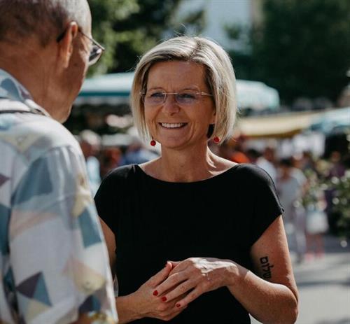 Bürgermeisterin Schiller im Gespräch am Ischler Wochenmarkt
