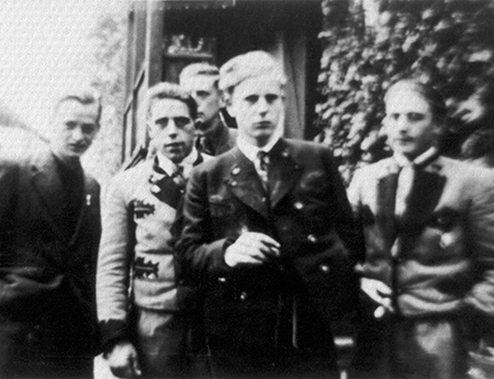 Jungkommunisten Bad Ischl v.l.n.r. Alois Straubinger, Hans Putz, im Hintergrund Franz Kirchmayr, Franz Kain und Willi Putz (Archiv ZME)