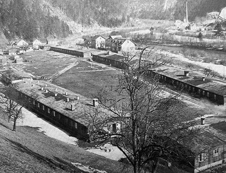 Von Häftlingen gebaute Baracken in Roith