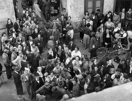 Menschenmenge vor dem Hotel „Goldenes Kreuz“ 1947 (Archiv ZME)